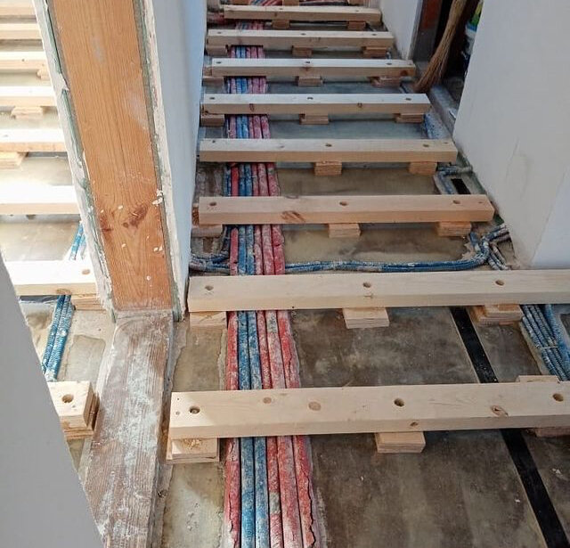 лаги на бетонный пол на балконе, опалубка для лестницы, опалубка для ступеней, лаги на балконе, деревянный пол на лоджии своими руками