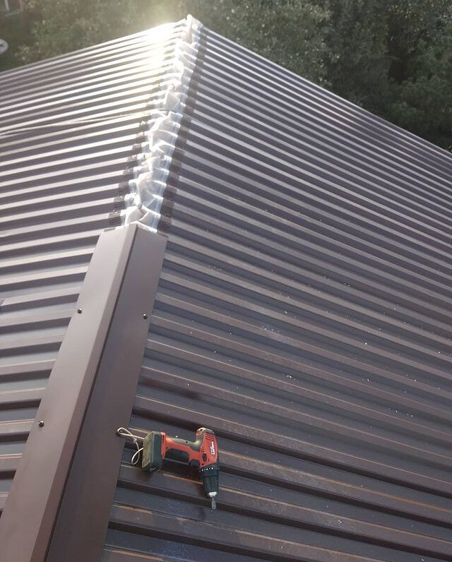 кровля из профнастила с25, профлист на крышу на шиферную крышу, кровельный металлопрофиль конек, кровля крыши металлопрофилем, крыша из профнастила