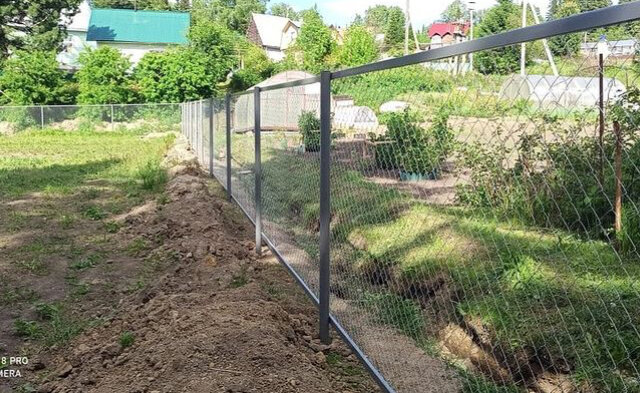 забор из рабицы, забор из рабицы и железного прута, ограждения из сетки рабицы (секция 3300*2100), невысокий забор из рабицы, забор из рабицы квадратами