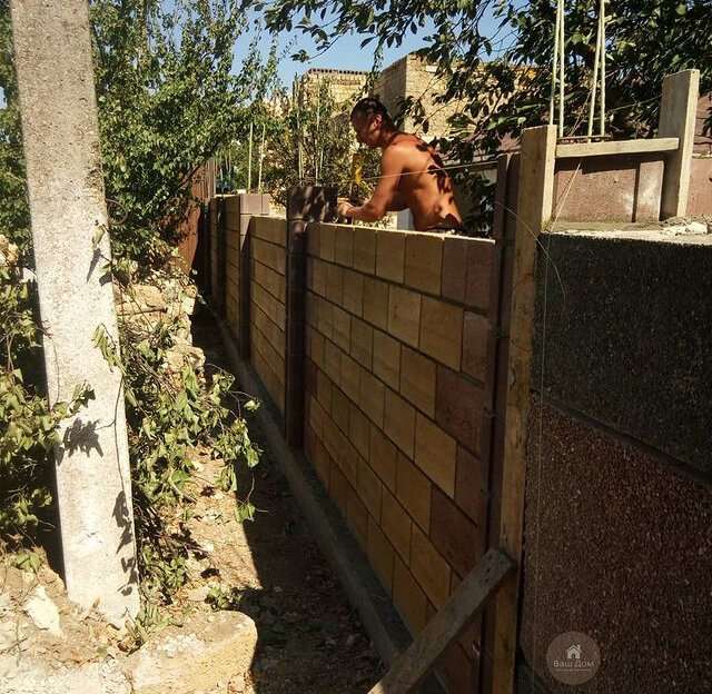 забор, на даче, лазейка в заборе, калитка, строительство