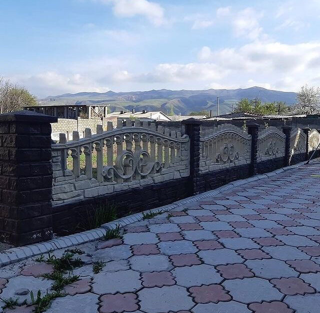 Строительство забора из бетонных панелей