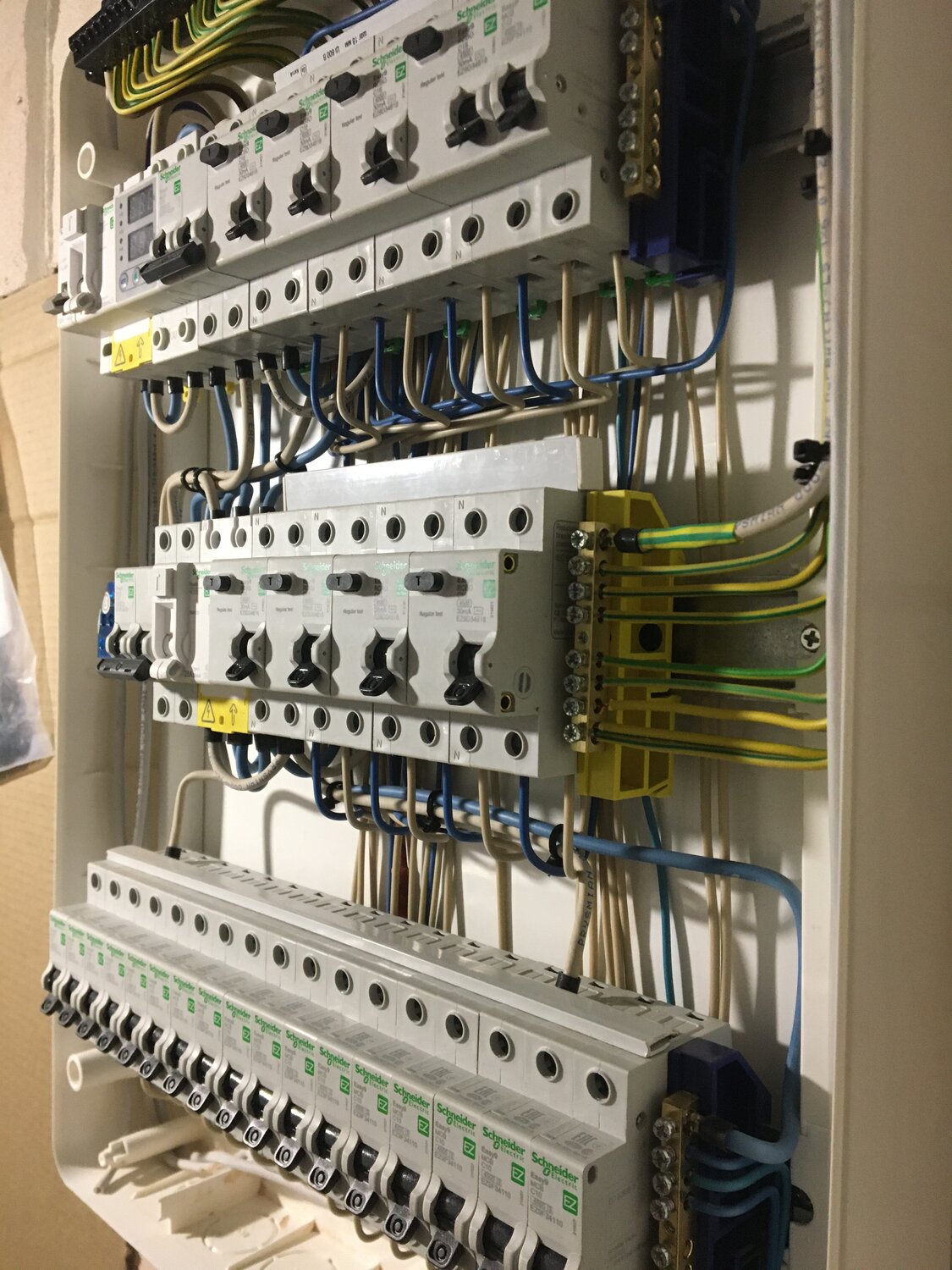 электромонтаж щитка, стойка электрощит для электрощита, электромонтаж, профессиональный электромонтаж, электрик электромонтаж