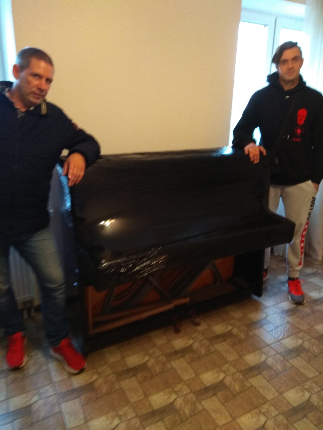 пианино, мужчина, подъем пианино, мужчины, переноска пианино на ремнях