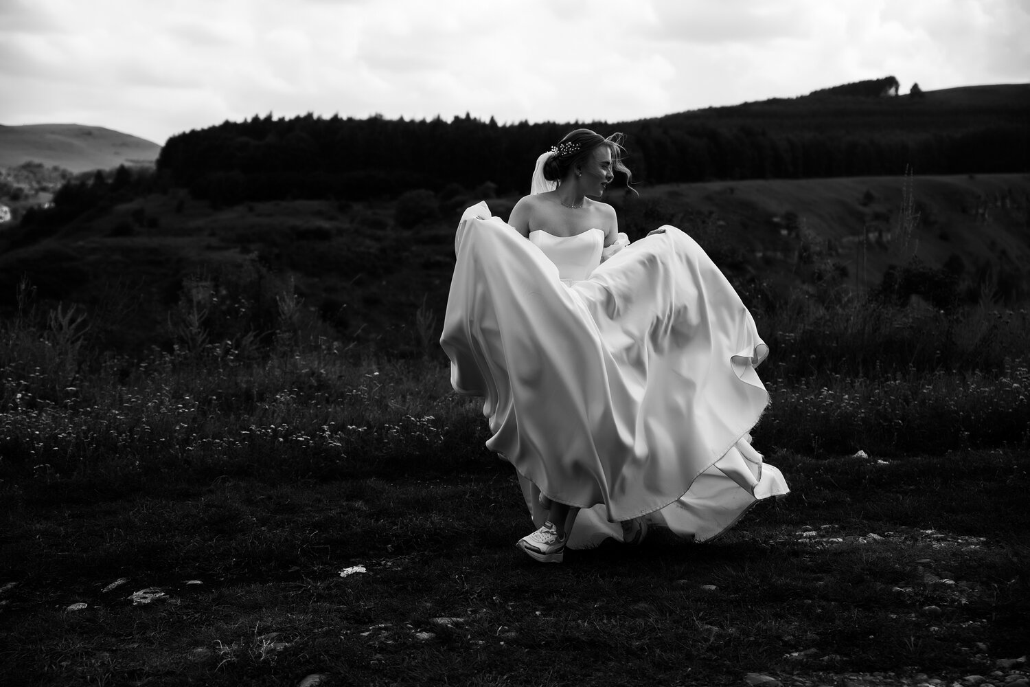 фотосессия в лесу в белом платье, грустная невеста, невеста в, невеста христа, прекрасная невеста