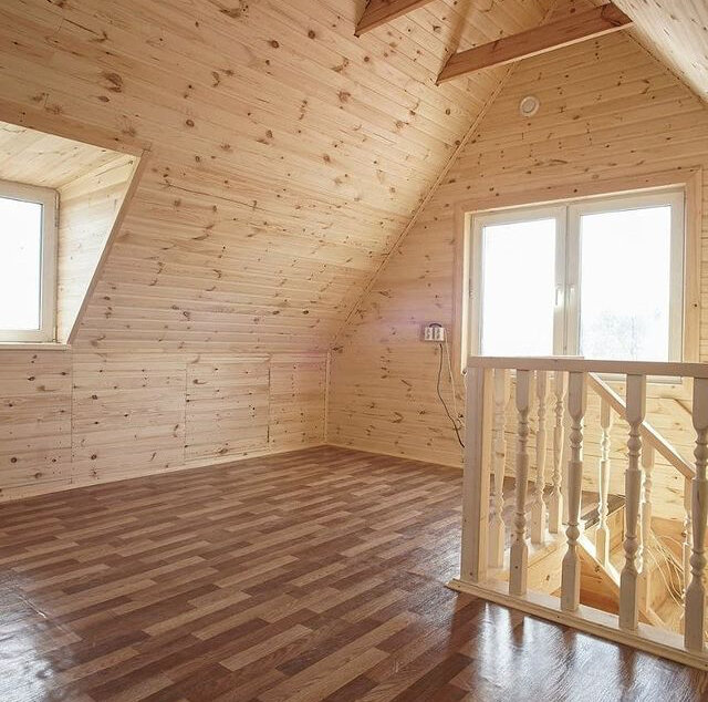 интерьер дом из бруса 6х6 с мансардой, отделка мансарды вагонкой, имитация бруса 145 мансарда, каркасный дом 6х6 с мансардой внутри, интерьер дома 4х6 с мансардой