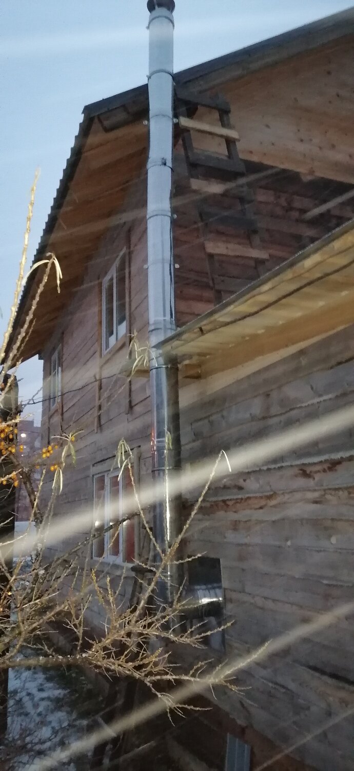 деревянный дом, крепление дымохода, монтаж дымохода, дымоход из дерева, отреставрированный деревянный дом