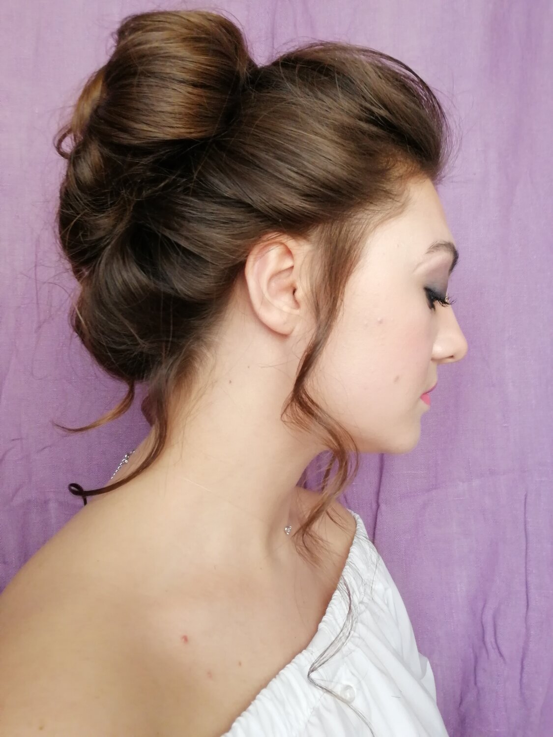 причёска, bun/ponytail, причёски на короткие волосы для свидетельницы, девушка, пучок на голове