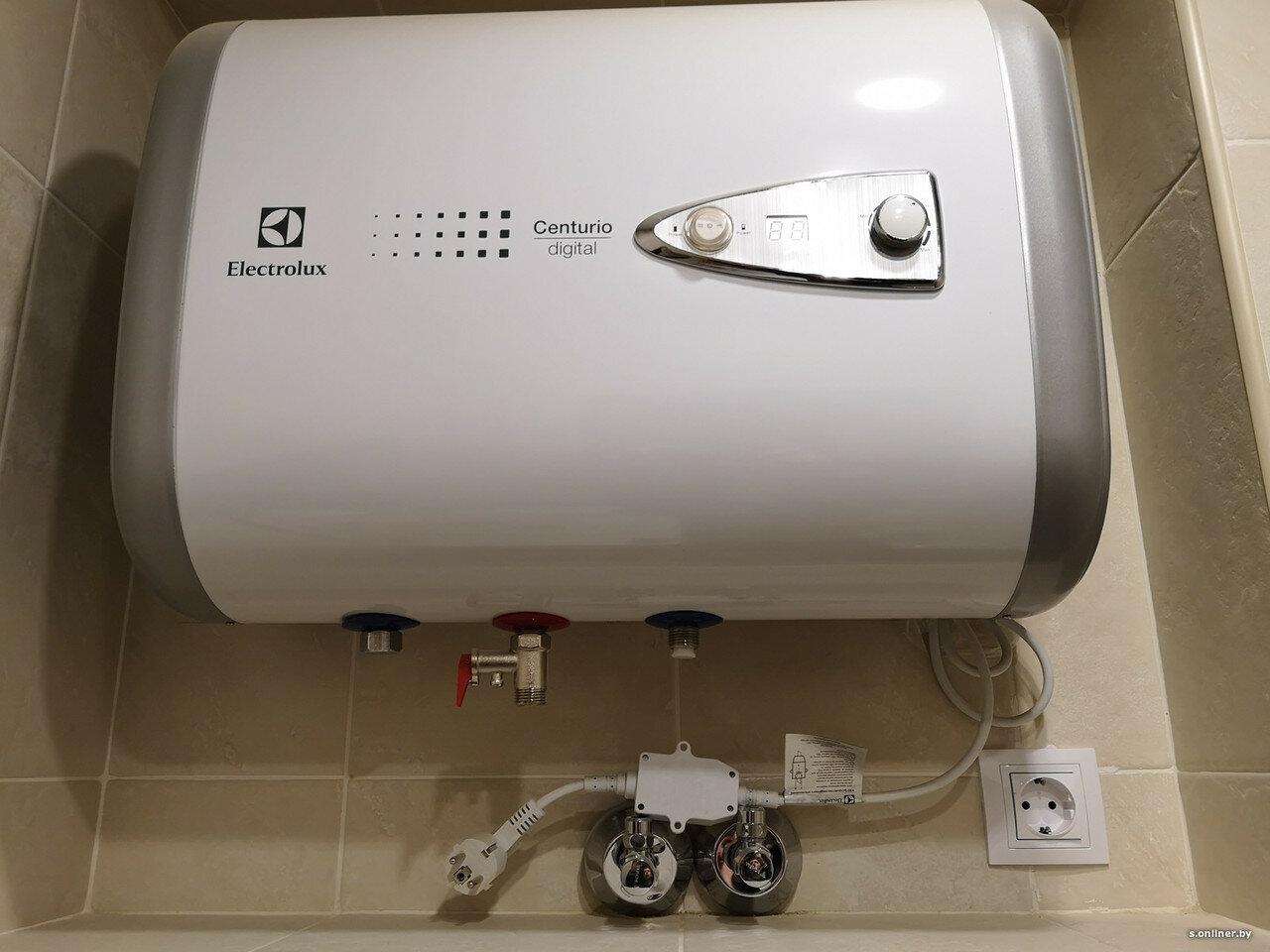 electrolux ewh 80 centurio dl h, электрический водонагреватель, водонагреватель универсальный 50 л electrolux ewh 50 formax, установка водонагревателя, водонагреватель thermex 100 литров горизонтальный