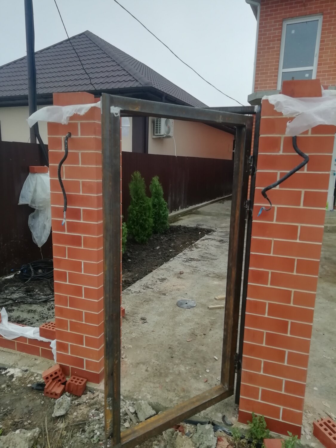 столбы из кирпича для ворот, калитка на кирпичных столбах, кирпичные столбы, винтовые кирпичные столбы для забора, столбы из кирпича для забора