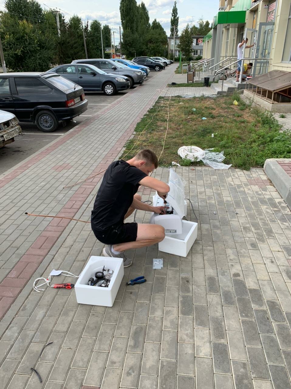 человек, уличное, скамейка, мужчина на брусчатке на улице, белая скамейка