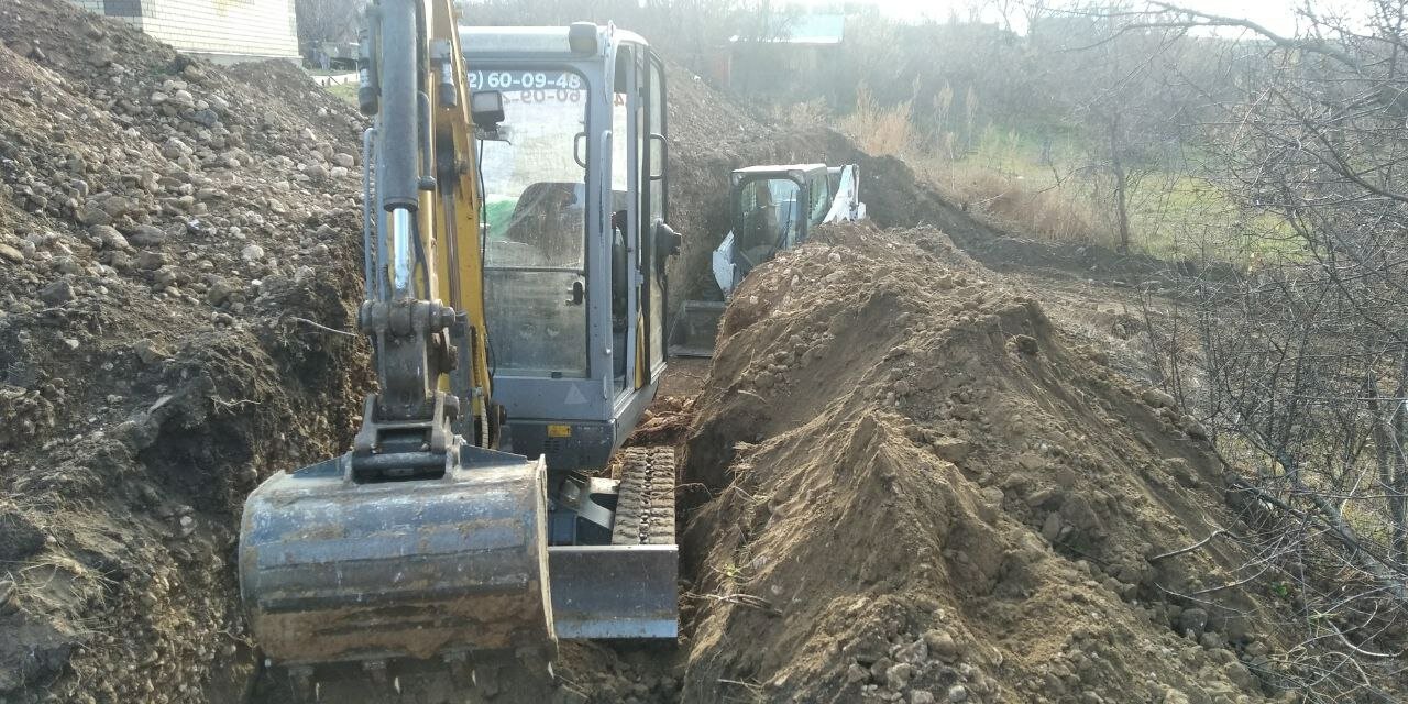 экскаватор-погрузчик котлован terex, грунтовый экскаватор, земляные работы, копка пруда экскаватором, экскаватор яма