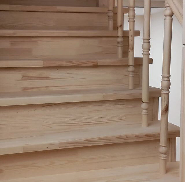 деревянная лестница, изготовление деревянных лестниц, лестница из сосны, элементы лестницы из лиственницы, изготовление лестниц