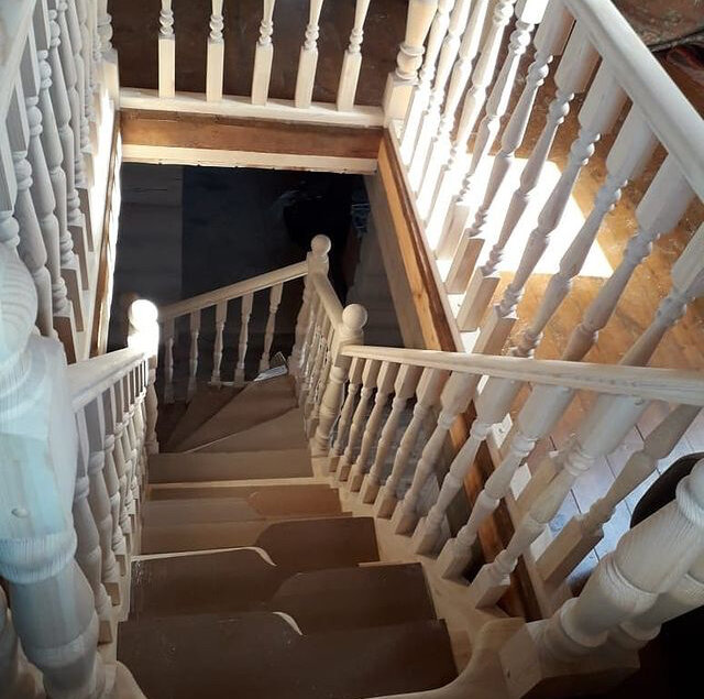 деревянная лестница, лестница с балясинами, лестница, лестница на второй этаж, изготовление лестниц