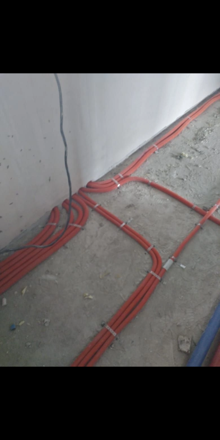 монтаж электропроводки по полу, прокладка проводов, монтаж электропроводки, электрика по полу в частном доме, электромонтаж по полу в гофре