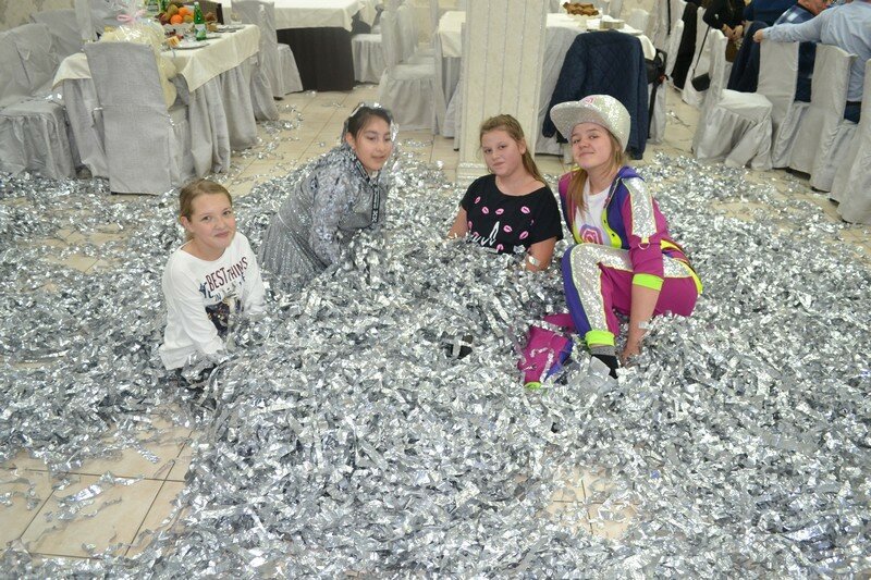 серебряное шоу, серебряное шоу омск, человек, аниматоры серебряное шоу, бумажное шоу серебро