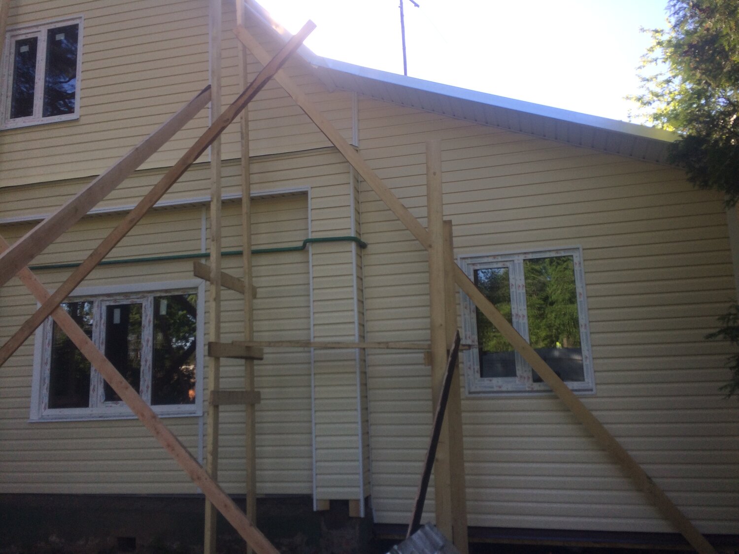 строительные леса для обшивки сайдингом, дом сайдинг, сайдинг дома, отделка сайдингом дома, сайдинг монтаж
