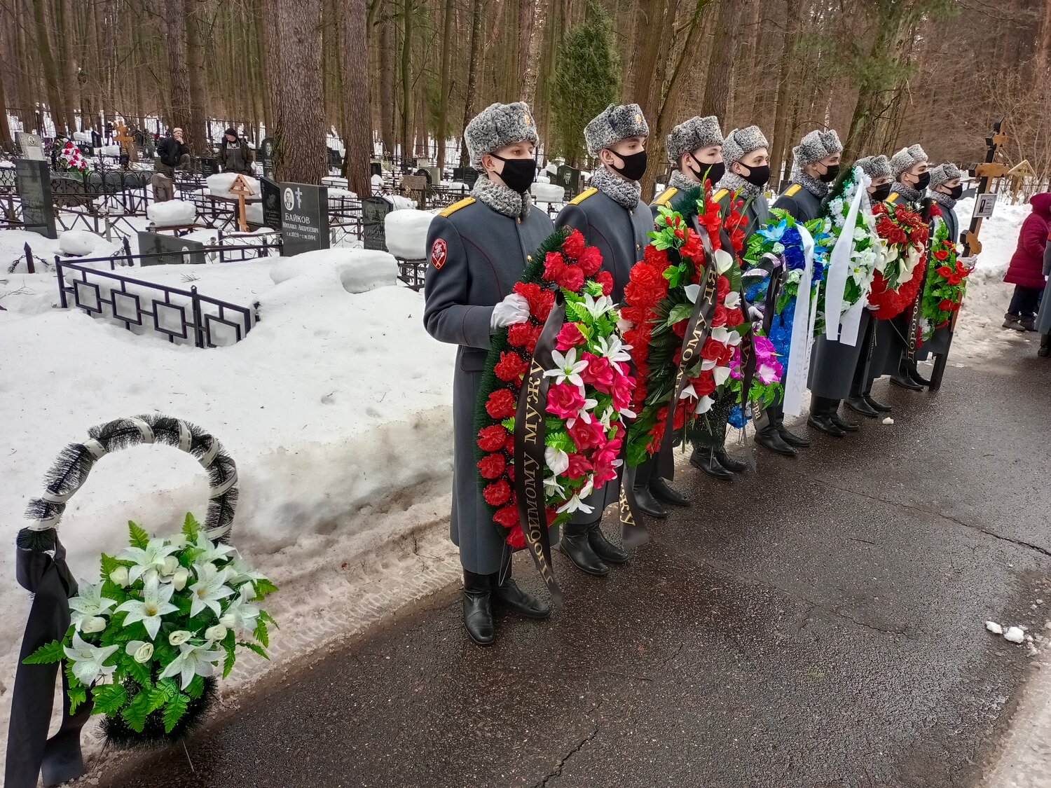 памятник воинам интернационалистам серафимовское кладбище, виктор иванович темнов похороны, возложение венков на 9 мая в дарьино, пискарёвское мемориальное кладбище 27 января возложение цветов, похороны