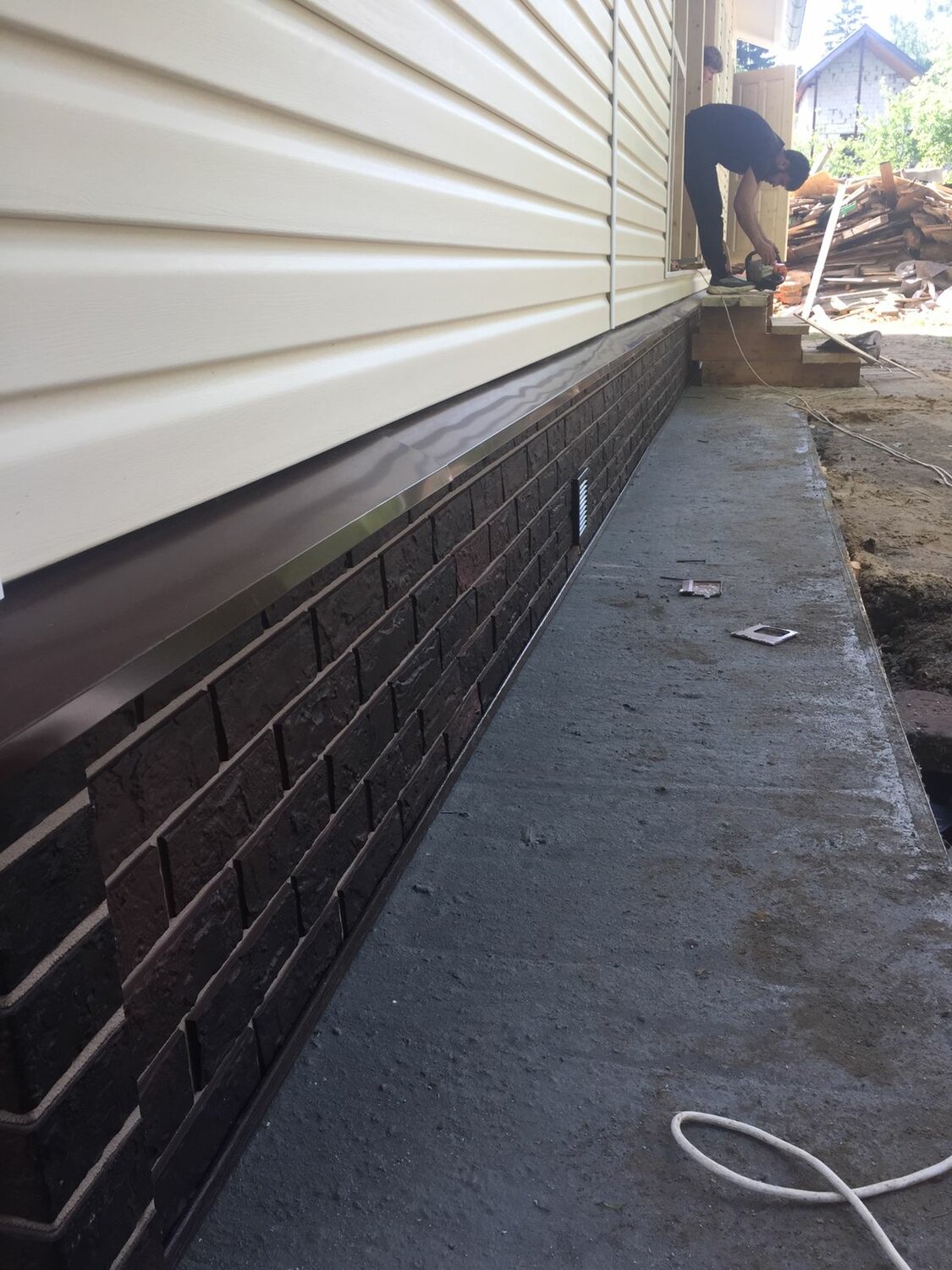 цокольный сайдинг, сайдинг для цоколя, пластиковый сайдинг для цоколя, облицовка цоколя дома, сайдинг для цоколя дом на склоне