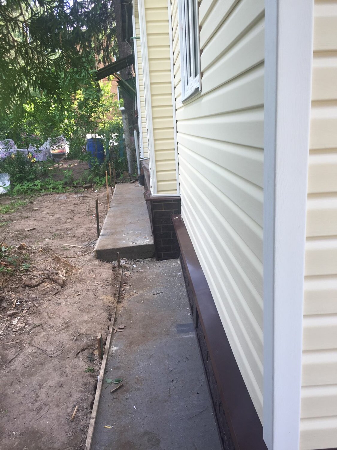 отмостка и цокольный сайдинг, обустройство отмостки, отмостка, сайдинг без отмостки, сайдинг и отмостка