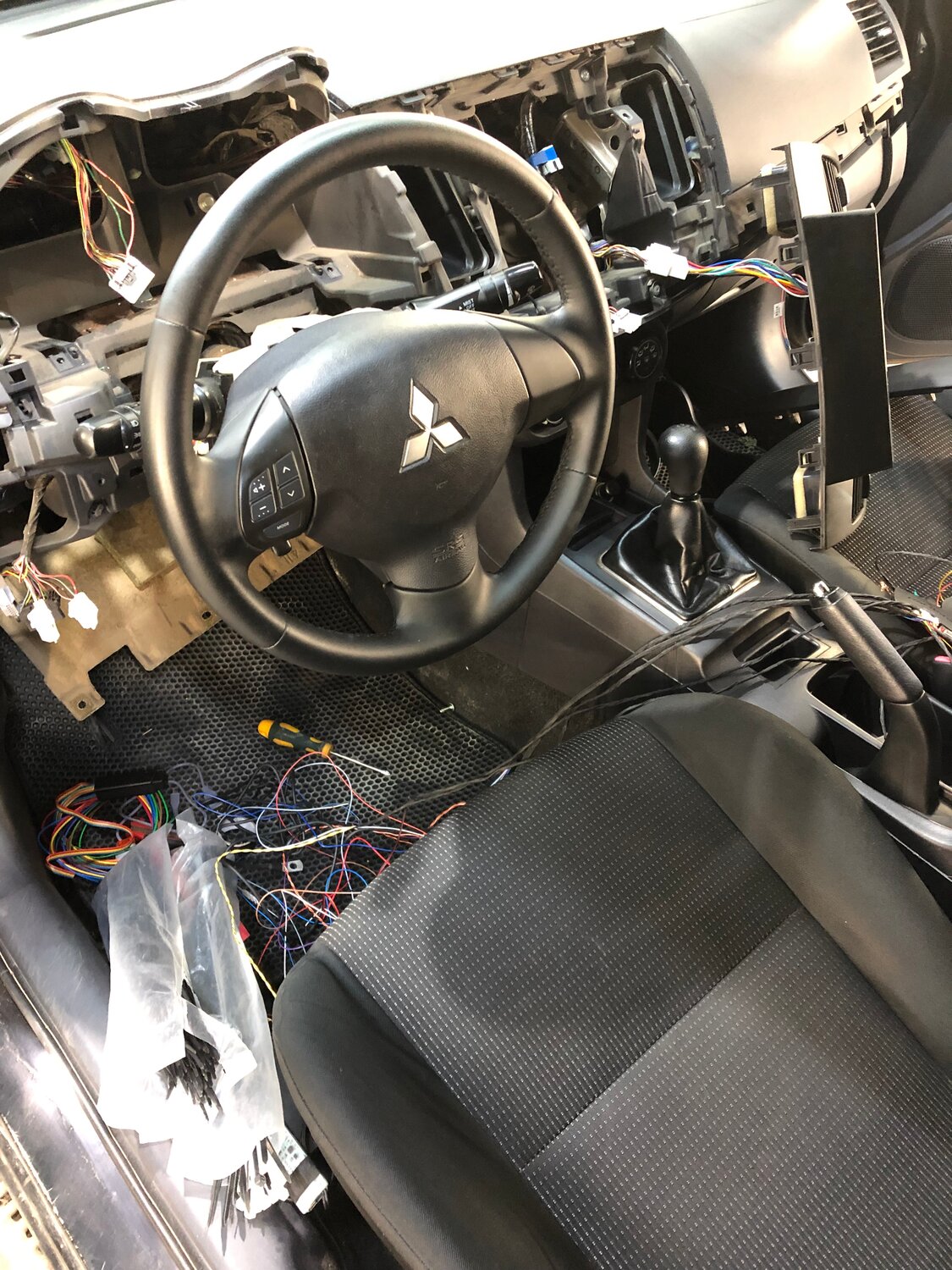 mitsubishi lancer, mitsubishi lancer 10 проводка под торпедой, установка сигнализации, mitsubishi lancer 2, установка сигнализации с автозапуском