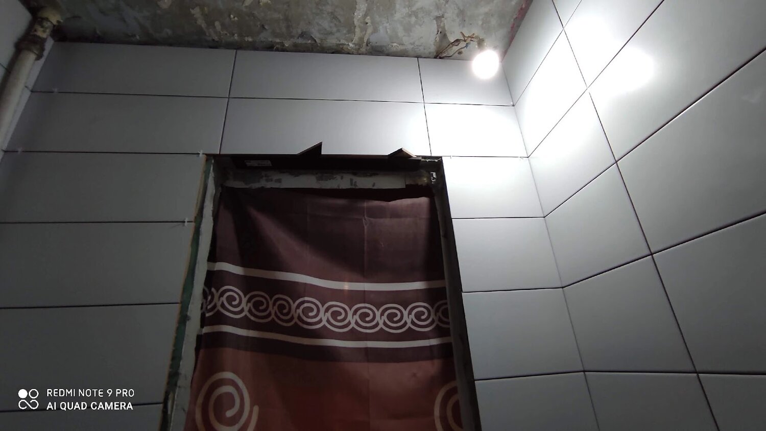 плитка, плитка туалет, потолок в туалете, потолок, двери в ванную