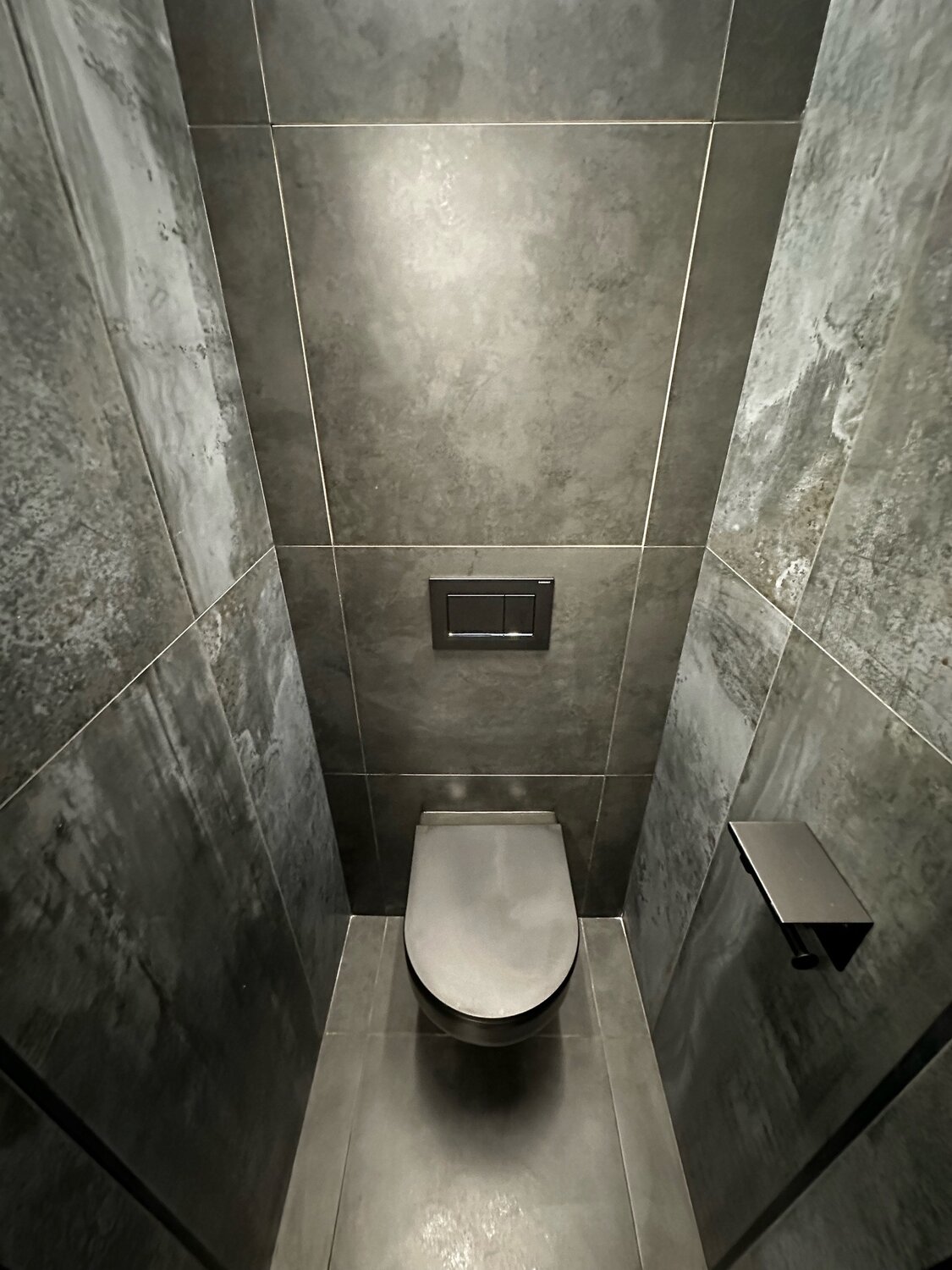 туалет в современном стиле, современный дизайн туалета, туалет дизайн, серый туалет дизайн, туалет в серых тонах в современном стиле