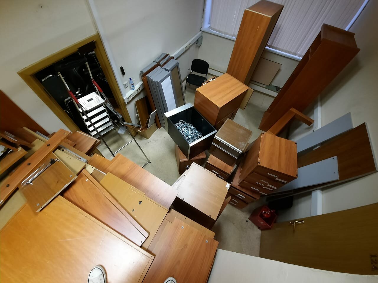 Вывоз и утилизация старой мебели из квартиры - 85 фото