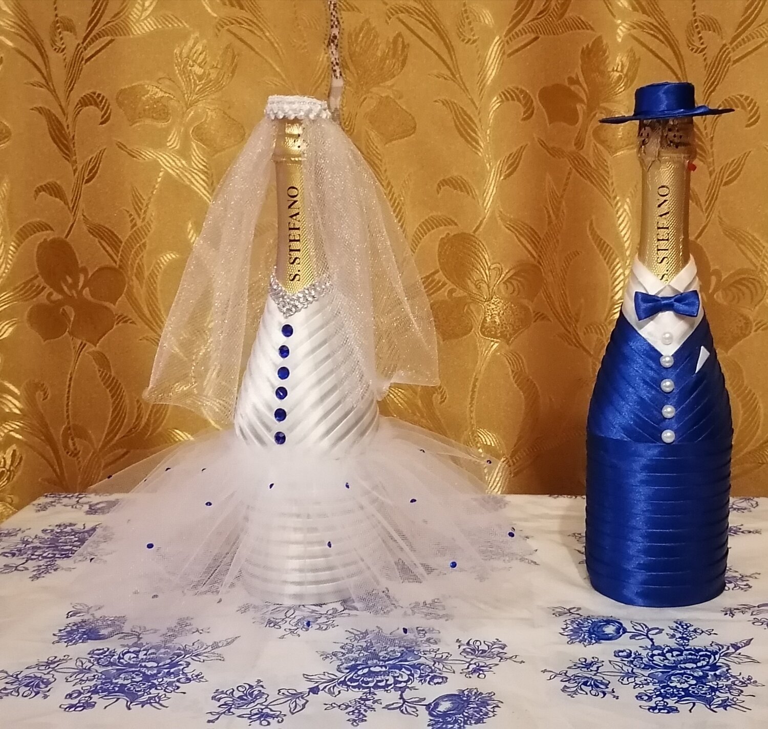 украшение бутылок на свадьбу, украшение бутылок, свадебные бутылки жених и невеста, свадебные бутылки и бокалы жених и невеста, украшение на бутылку шампанского на свадьбу в синих тонах