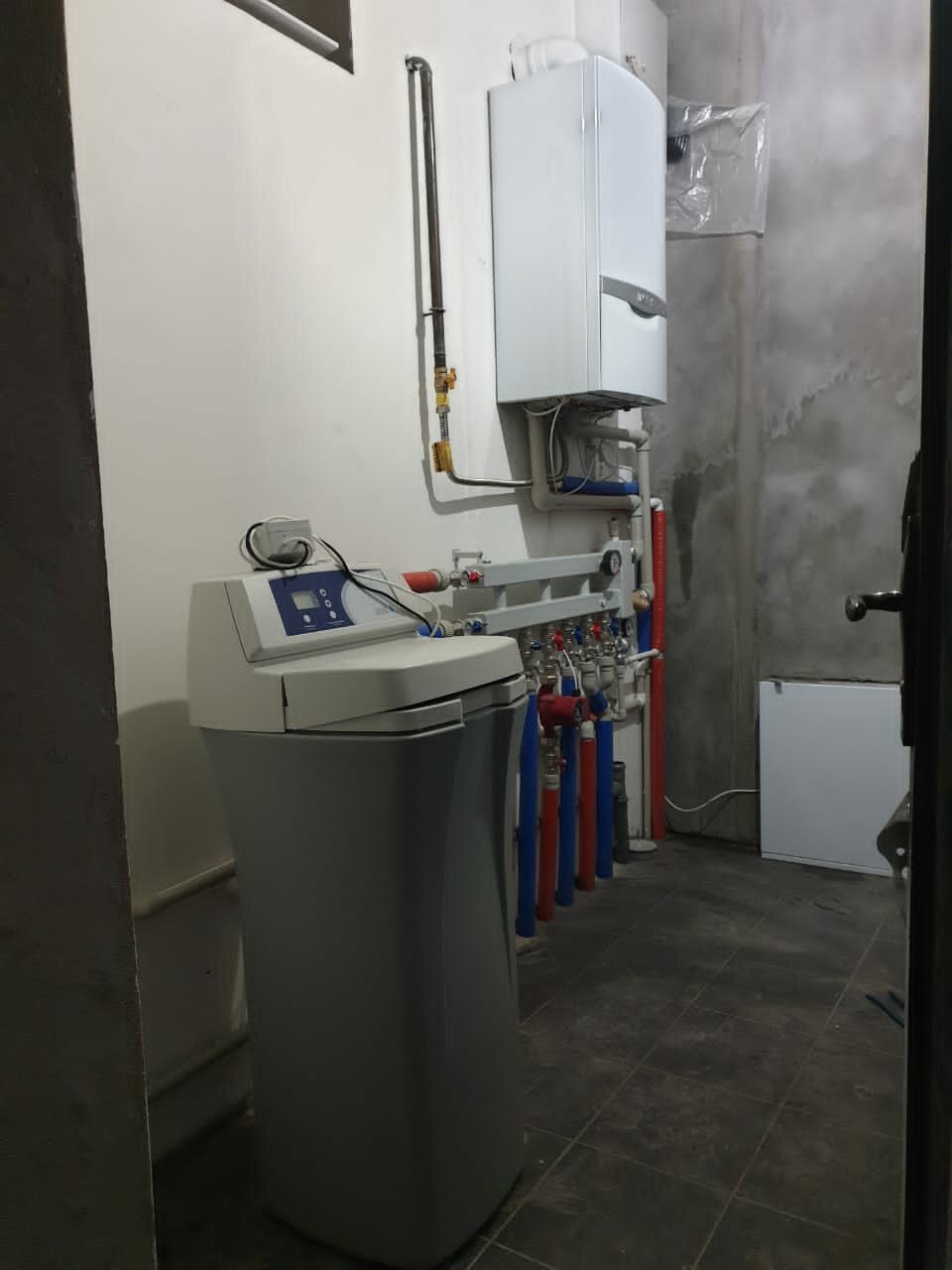 газовый котел 150кв, газовый котёл, котельная в доме, газовый котел бакси на кухне, котел бакси с косвенным бойлером