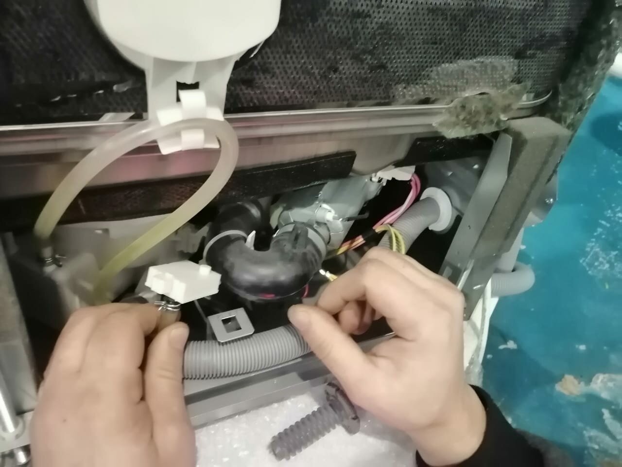 крепление фары ваз 2114, регулировочный винт фары ваз 2114, hyundai matrix снятие блока управления заслонки, opel astra j запотевание трубок, снять тэн со стиральной машины аристон хотпоинт