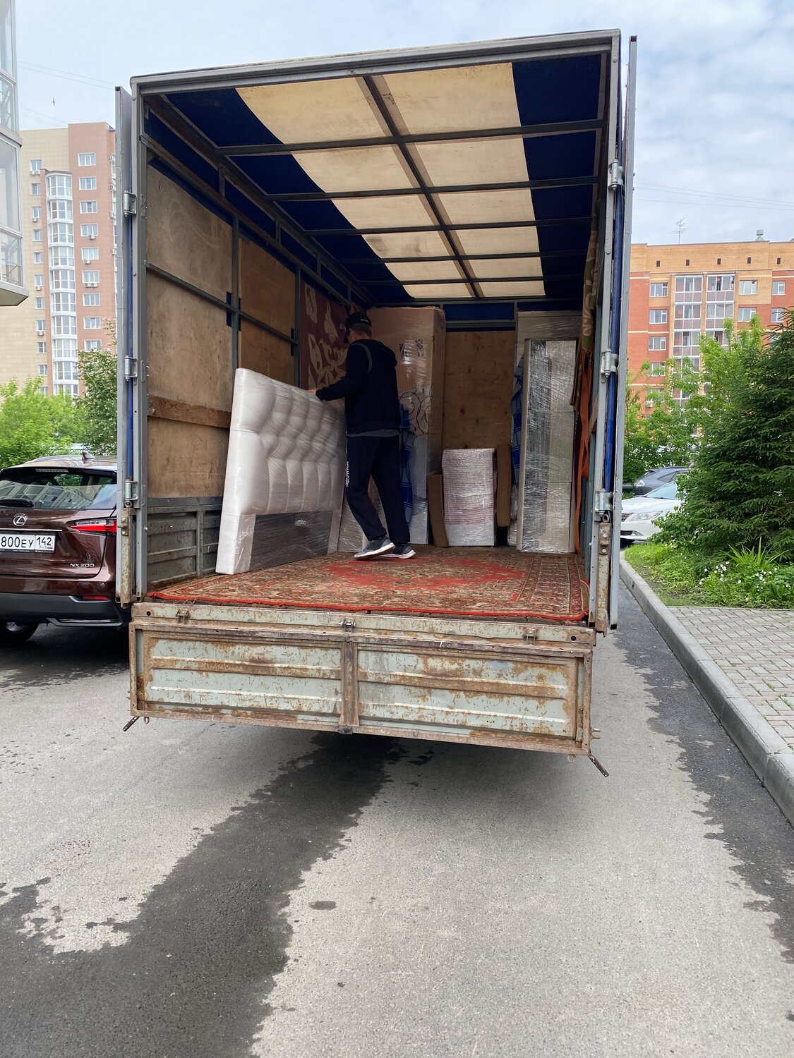 грузоперевозки, 5 метровая газель переезд, газель переезд, погрузка газели, газель 6 метров грузят грузчики