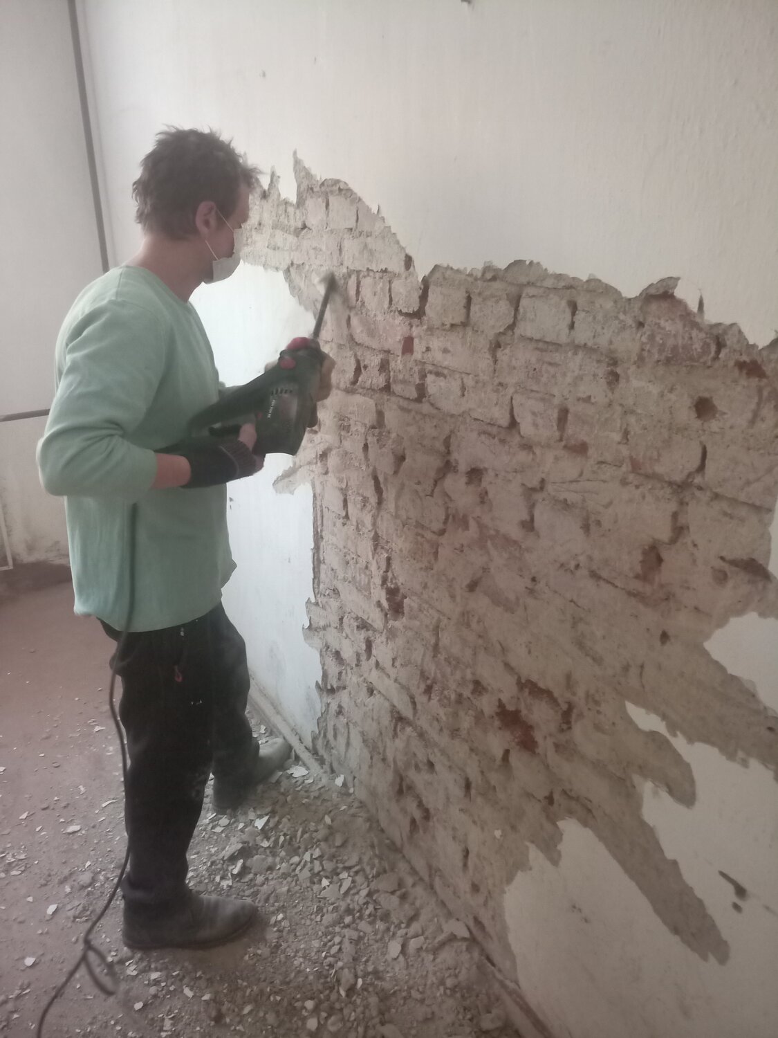 демонтаж штукатурки до кирпича, демонтажные работы, демонтаж штукатурки, демонтаж цементной штукатурки, штукатурка