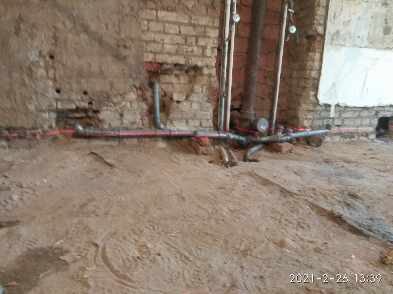 трубы под стяжкой, водопровод в земле, канализация, прокладка труб канализации в полу, водопровод