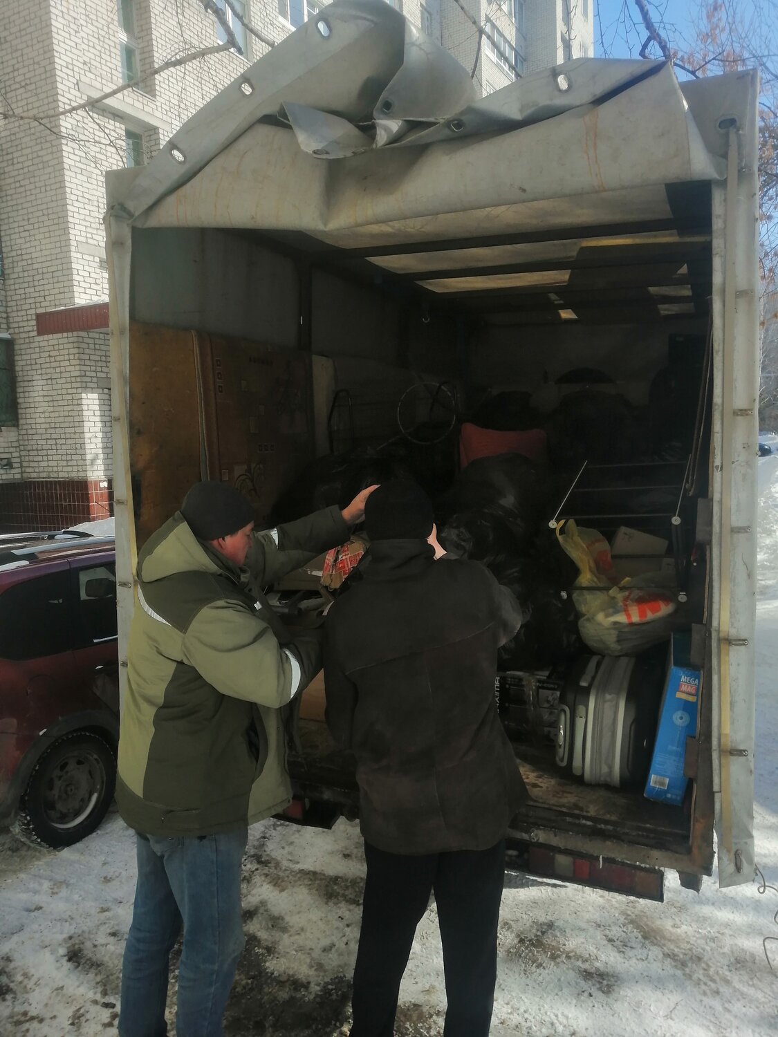 грузчики зимой, вывоз строительного мусора микроавтобус, вывоз строительного мусора зимой, вывоз строительного мусора газелью в раменском, вывоз мусора газель грузчики