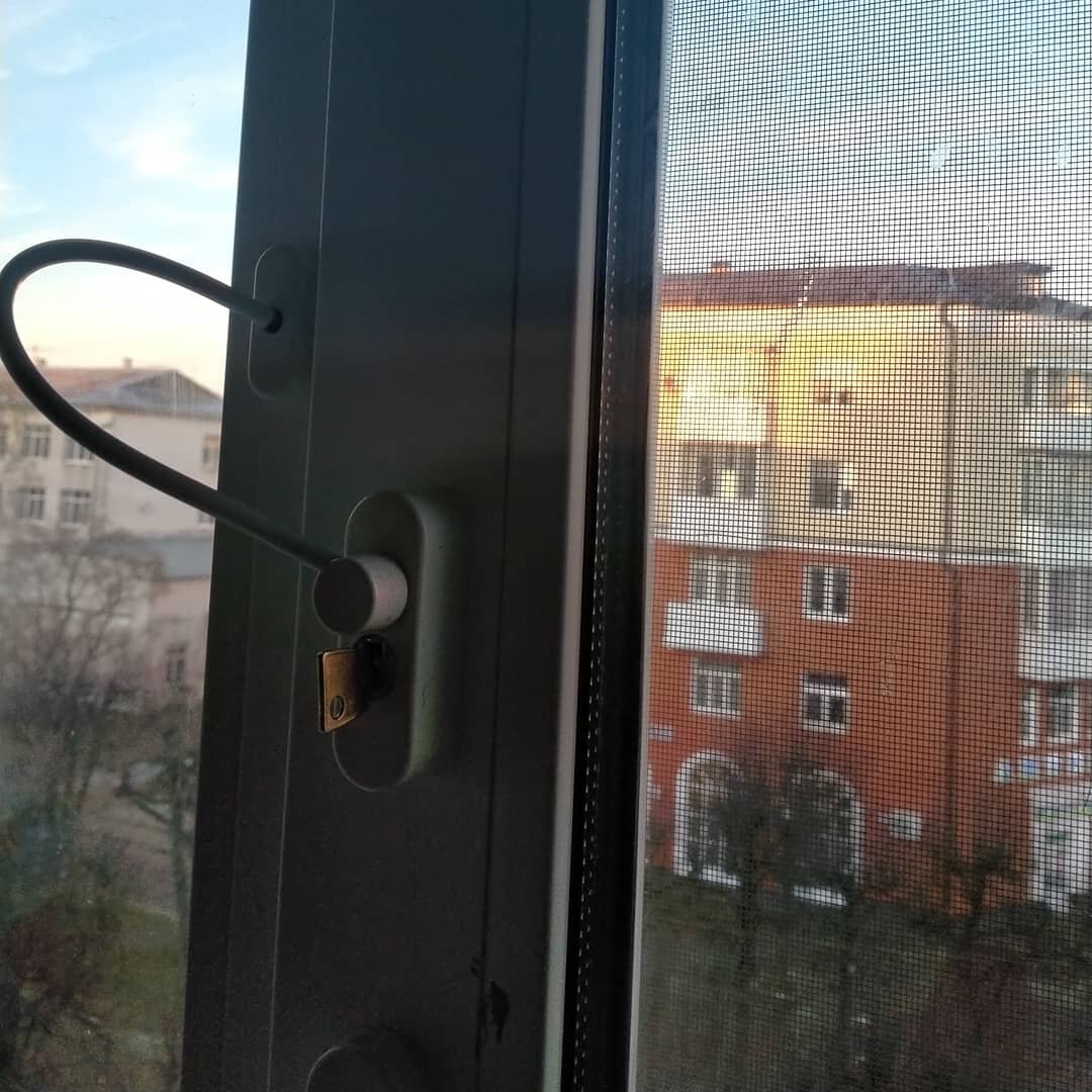 защита на окна от выпадения детей, детский замок на тросике на алюминиевые окна раздвижные, транспортировочные замки для пластиковых окон, замки на окна от детей, защита на окна от выпадения