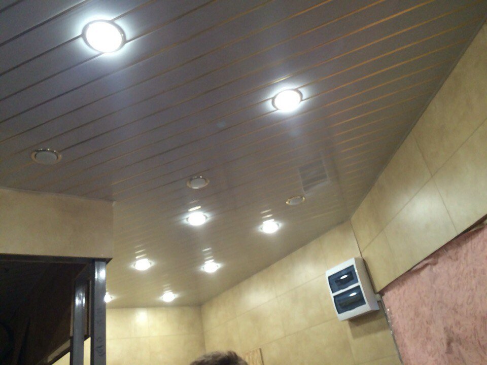 потолок, потолок в ванной, потолок в ванной комнате, натяжной потолок в ванной, потолочные светильники