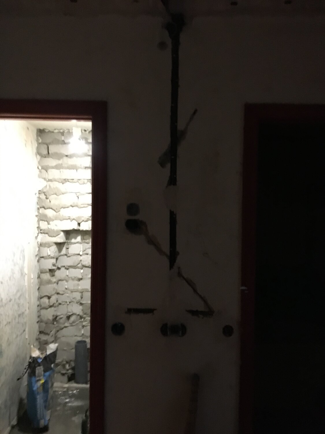 замена электропроводки в квартире, дверной проем, электропроводка в квартире, прокладка электропроводки в комнате, замена электропроводки