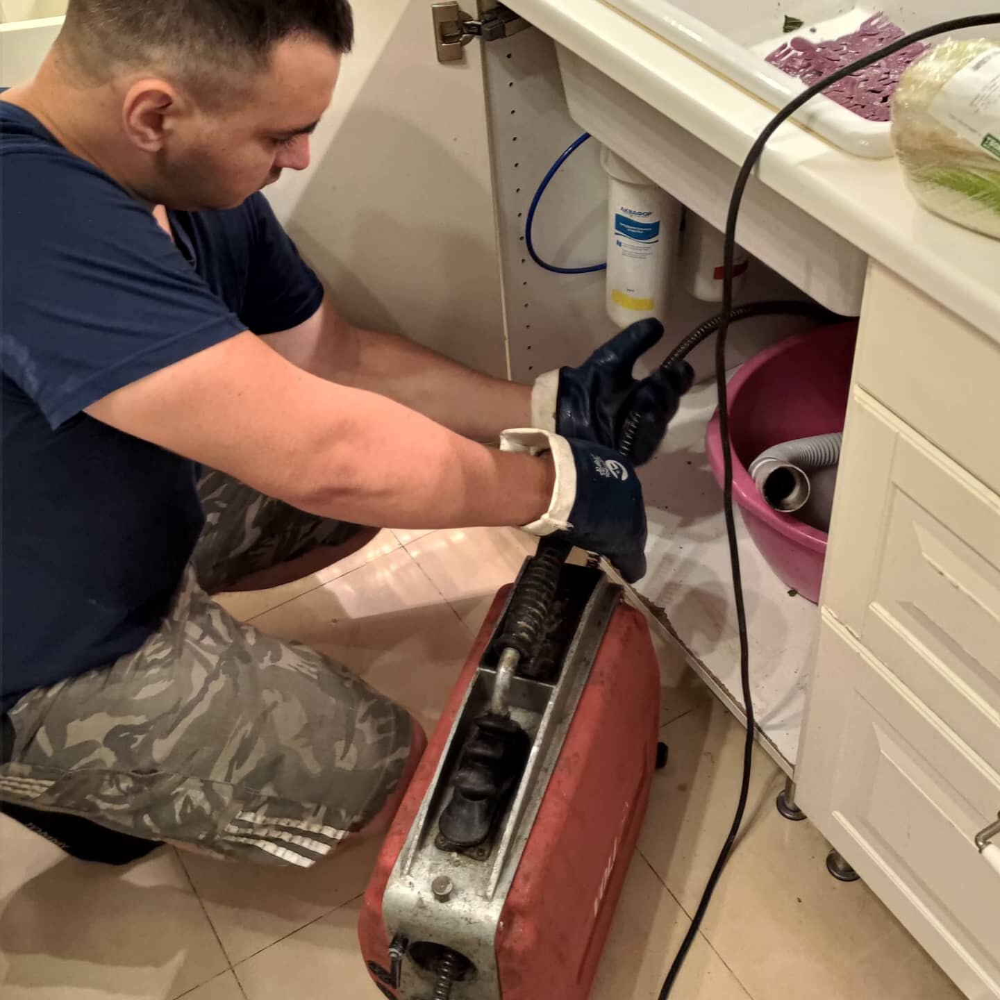 Вызвать сантехника для устранения засора на кухне - 83 фото