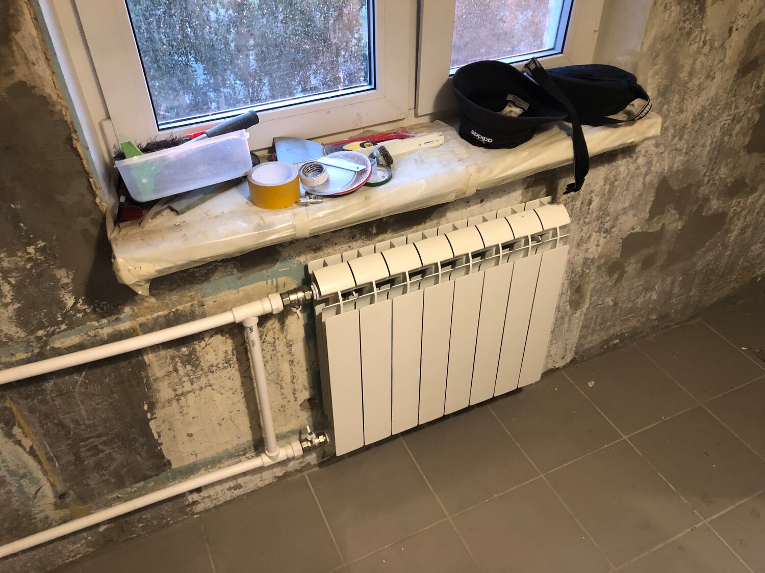 батарея в подоконнике, батареи отопления в хрущевках, радиатор отопления хрущёвка, радиатор отопления, прорыв батареи отопления
