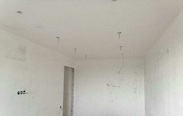 потолок, натяжной потолок, натяжной потолок без плинтуса, натяжной потолок одноуровневый, натяжной потолок матовый в однушке