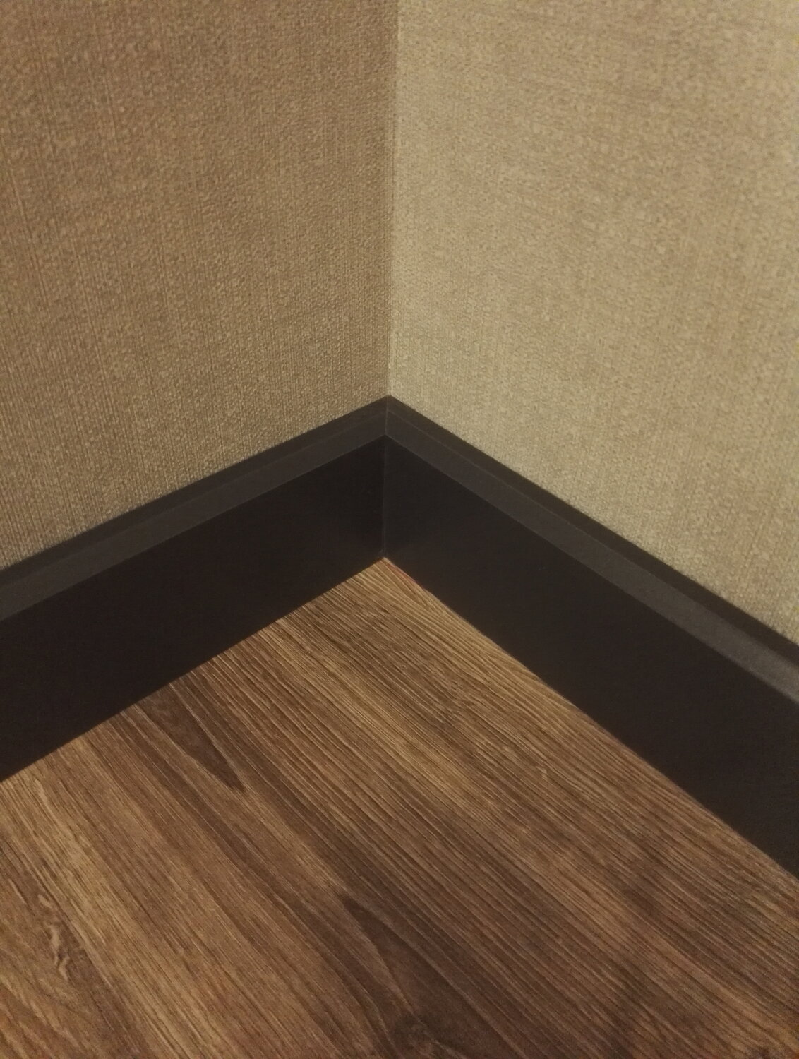 плинтус, плинтус для темного пола, деревянные плинтуса для пола, плинтус в квартире, подбираем плинтус напольный