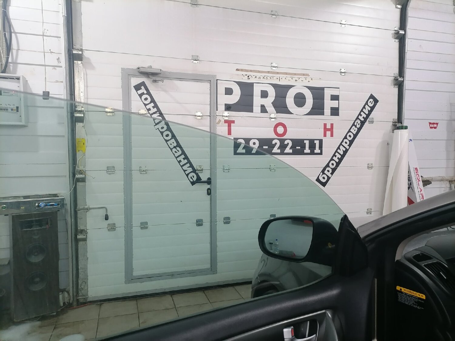 автомобиль, авто, автоматическая тонировка 2 стекла, вид атермальной пленки llumar из салона, тонировка