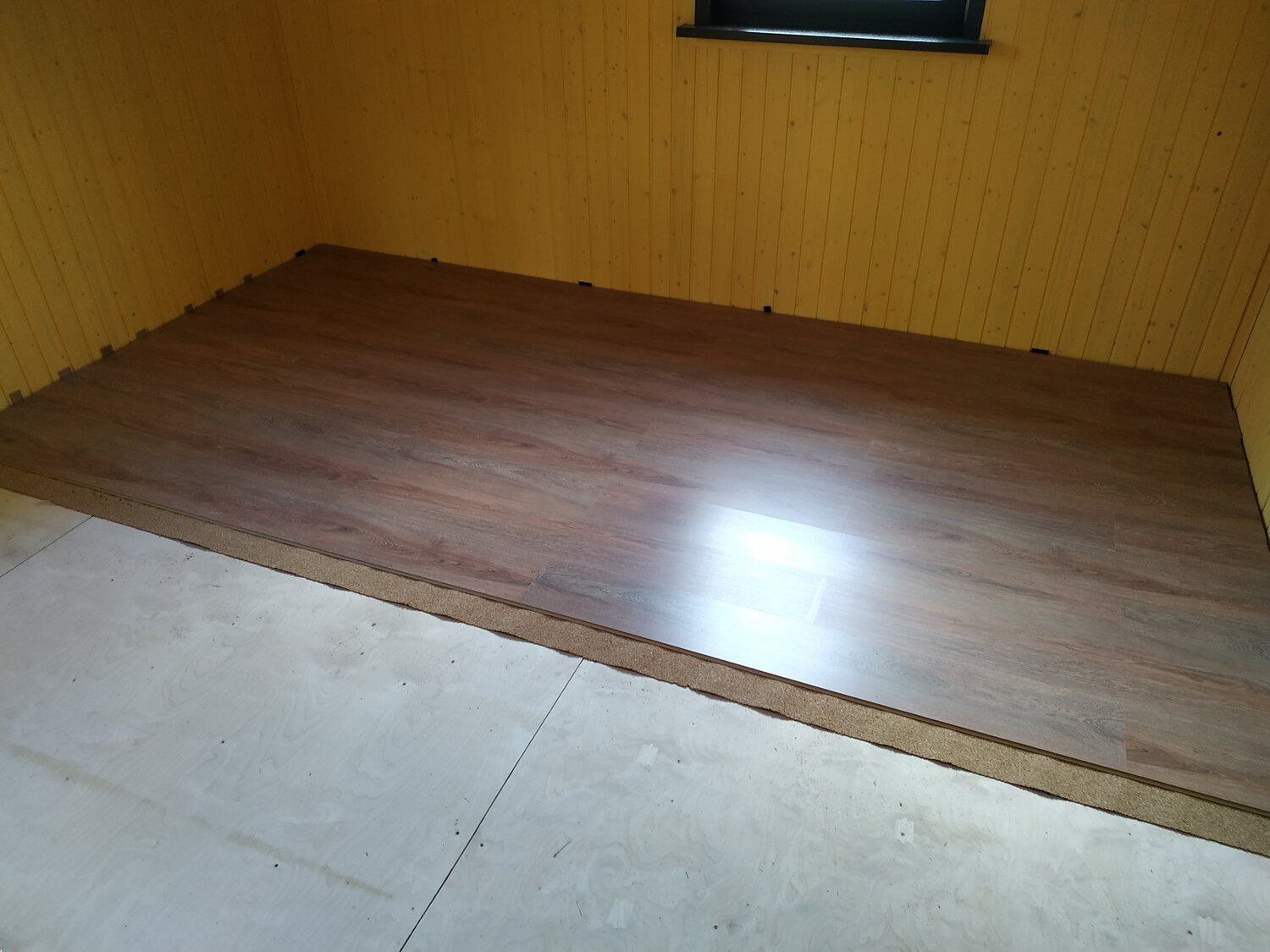 Профессиональная укладка напольных покрытий - 86 фото