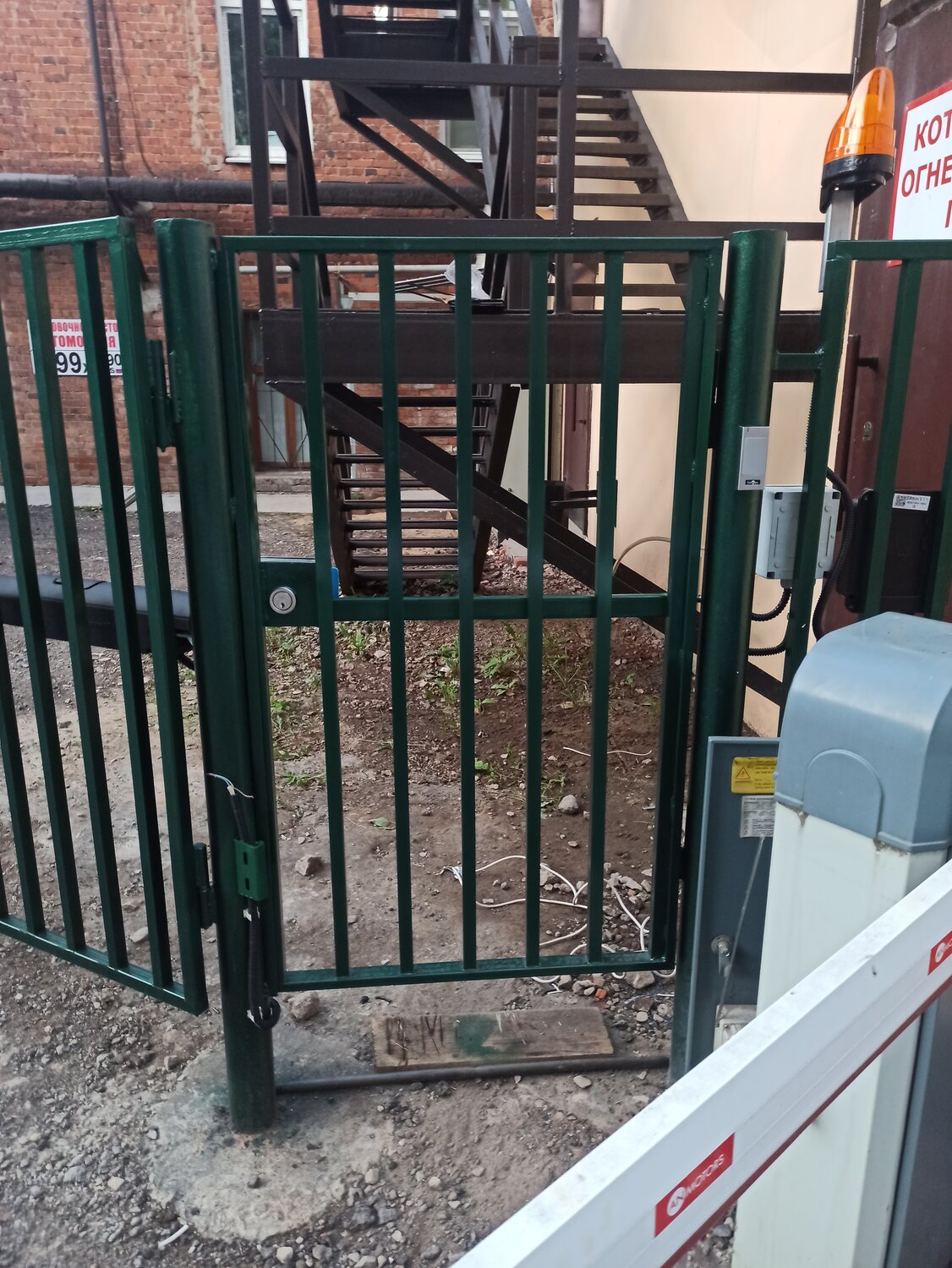 калитка с домофоном в многоквартирном доме, калитка из профильной трубы 40 на 20, ограждение, домофон на калитку, калитки