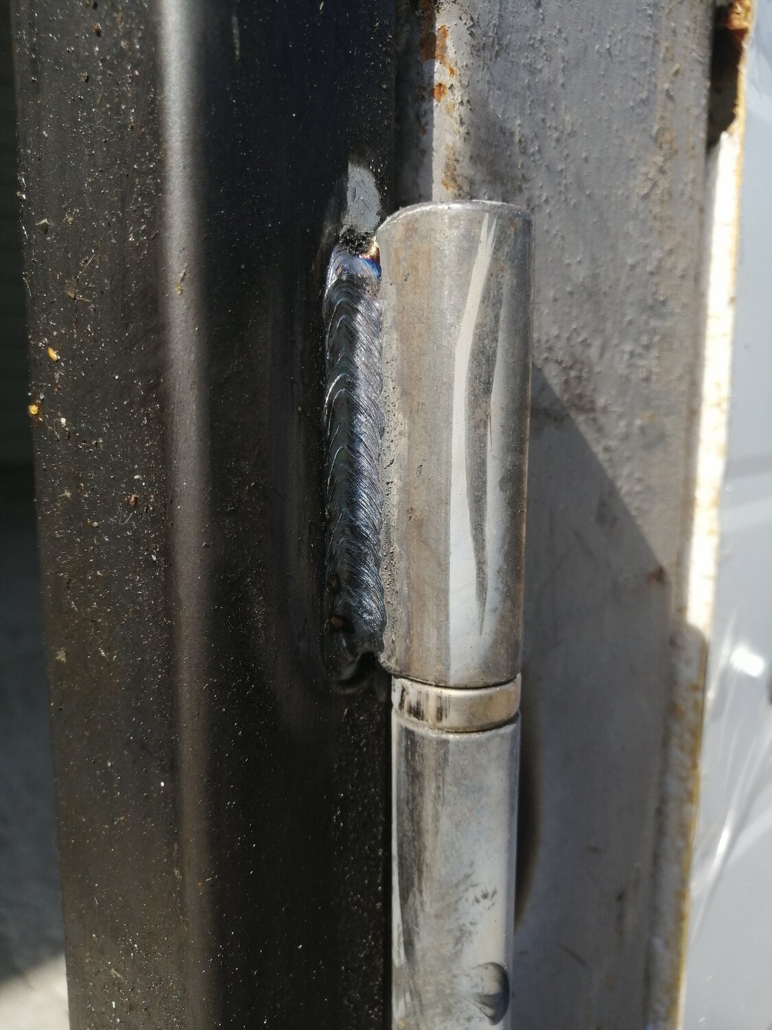 подварка пластины к петли двери, приварка петель на калитке к круглому столбу, приварка гаражных петель, регулировочные петли на стальные двери, петли на ворота из профильной трубы