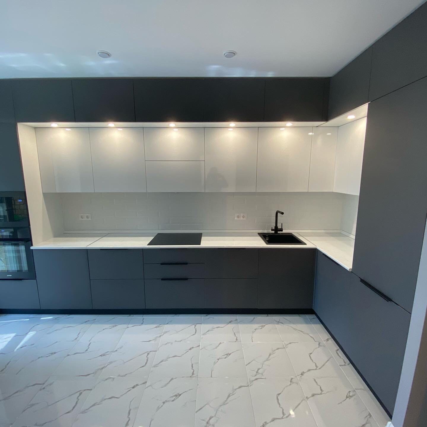 кухня, кухонный гарнитур без ручек, дизайн кухни, кухня большая, кухонный гарнитур