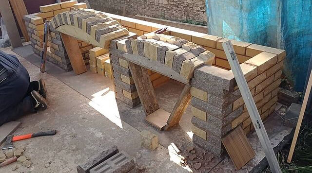 клиновой шамотный кирпич для тандыра, шамотный кирпич для печи, мангал из шамотного кирпича, зуб в барбекю из кирпича, перемычка для шамотного кирпича