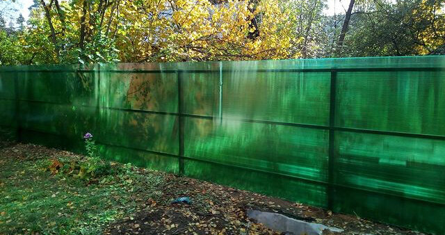 забор из поликарбоната, забор из поликарбоната зеленого, прозрачный забор из поликарбоната, высокий забор из поликарбоната, зеркальный забор из поликарбоната