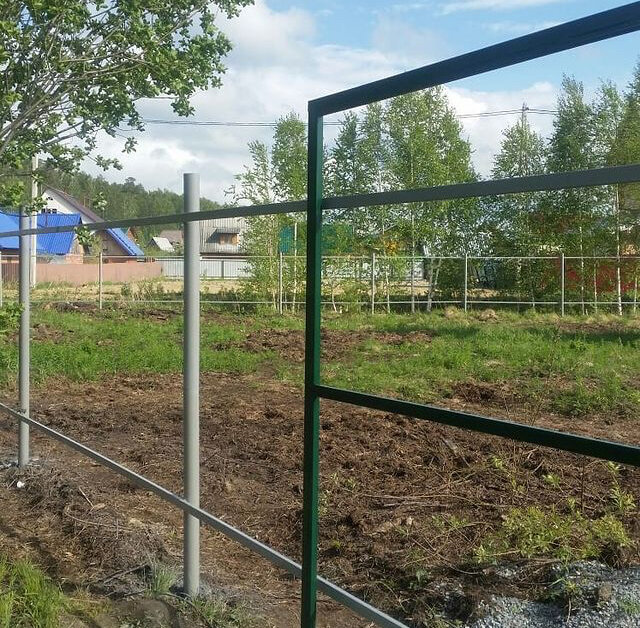 Монтаж металлических столбов для заборов и ограждений