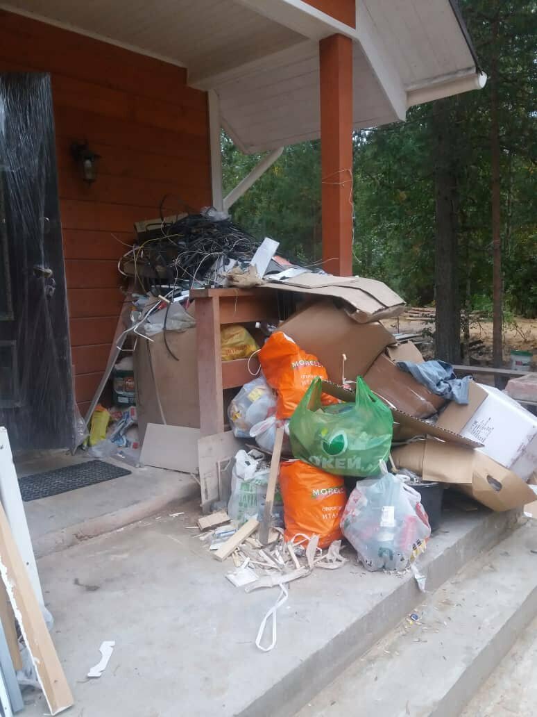 мусор, уборка мусора, строительный мусор на контейнерной площадке, вывоз мусора хлама, мусор на дачном участке